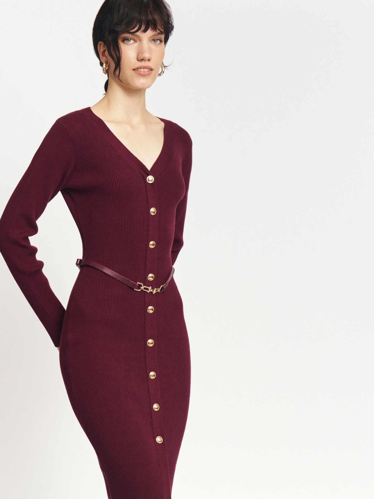 Трикотажное платье миди на пуговицах с ремнём