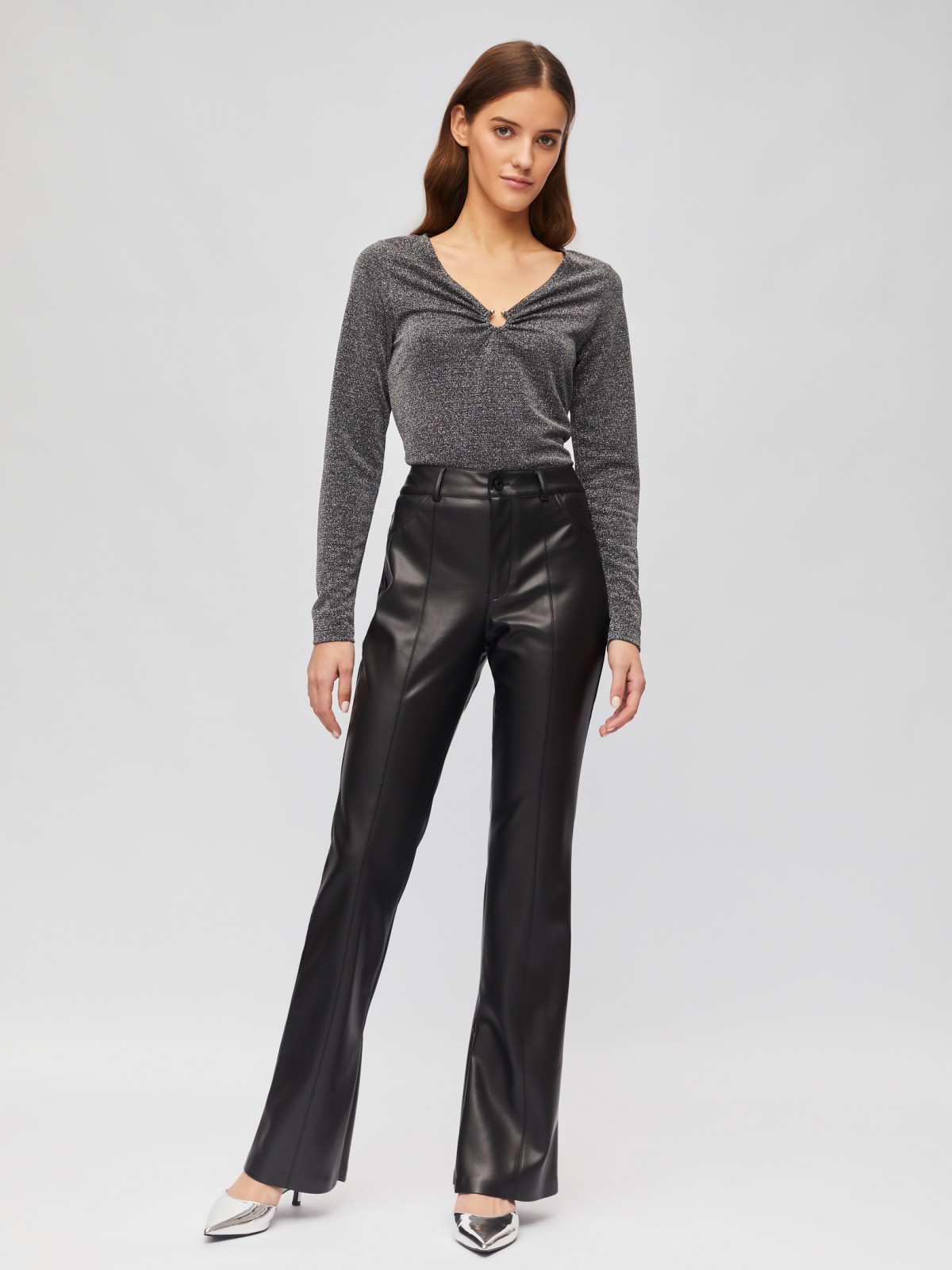 Блузка-лонгслив с вырезом и люрексом