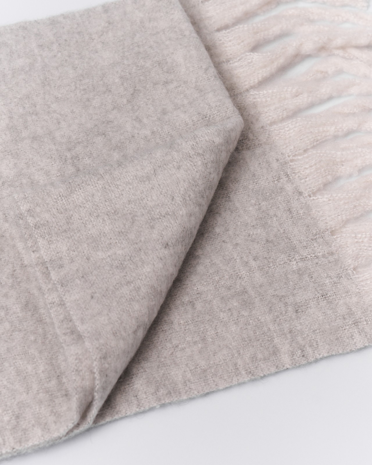 Тёплый шарф с длинной бахромой