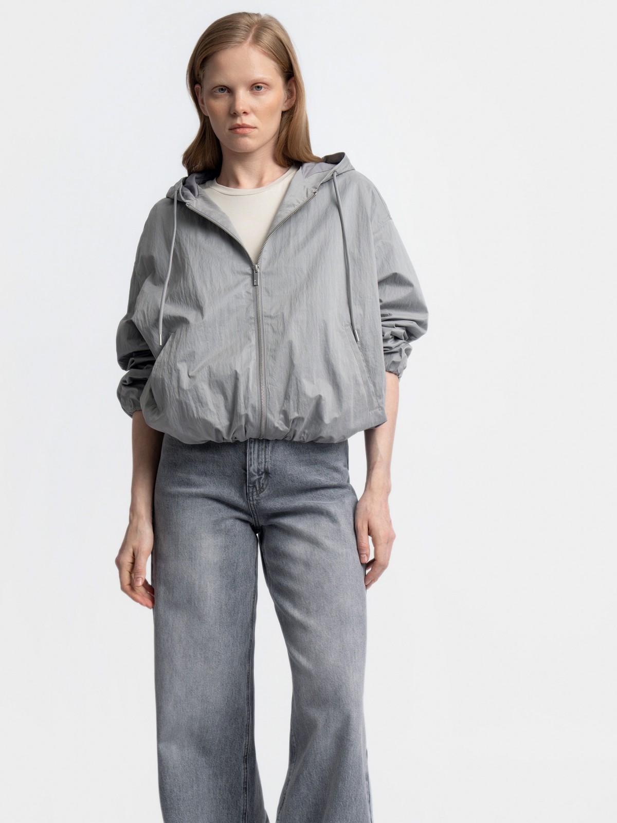 Куртка-ветровка с капюшоном без утеплителя