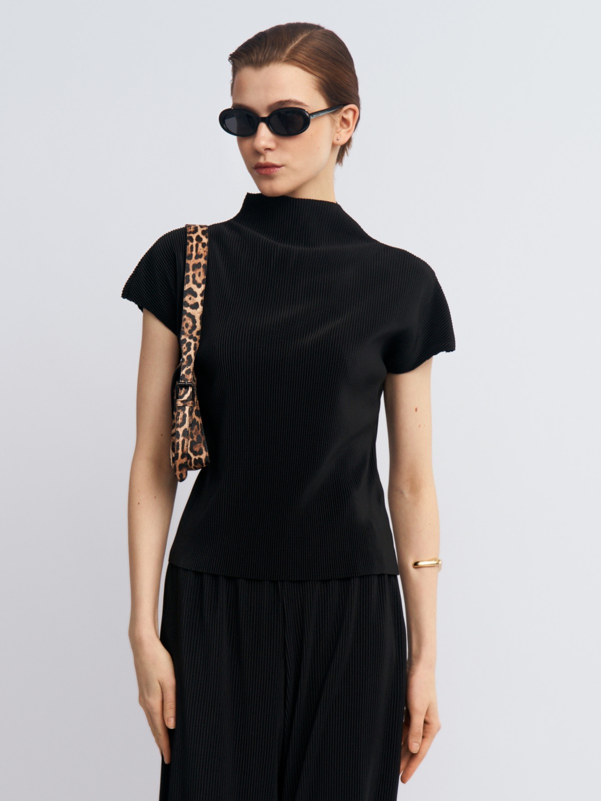 Футболка из фактурной ткани с коротким рукавом