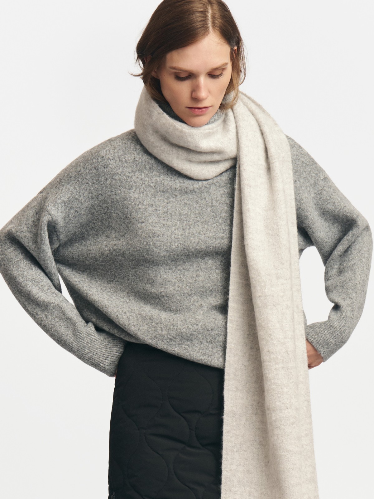 Длинный вязаный свитер с воротником-гольф