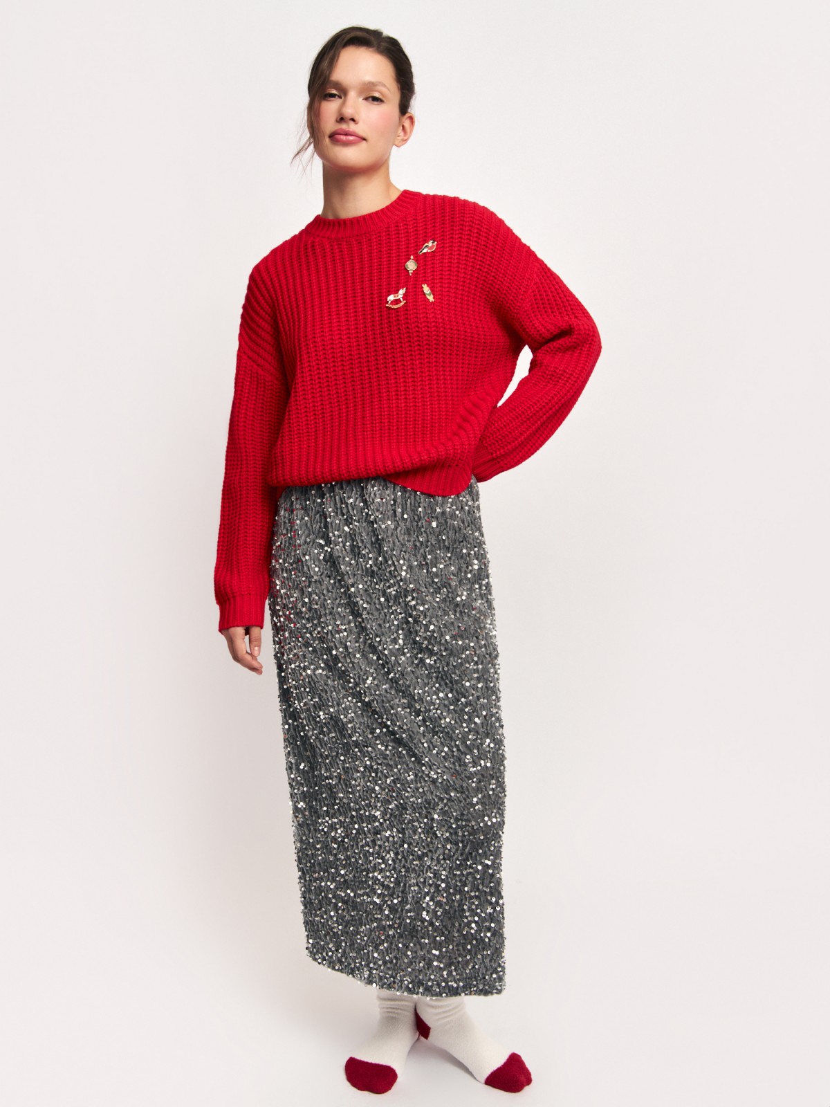 Вязаный джемпер с новогодними значками на груди