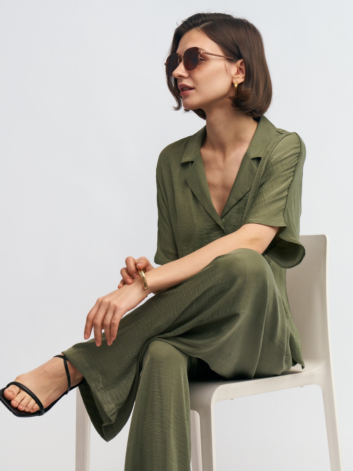 Рубашка с вырезом и коротким рукавом