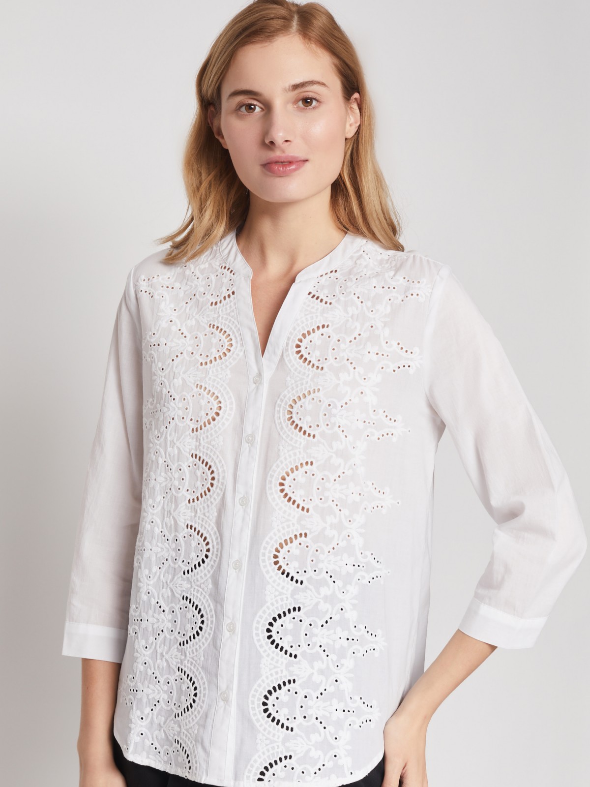 Блузка с графичной вышивкой