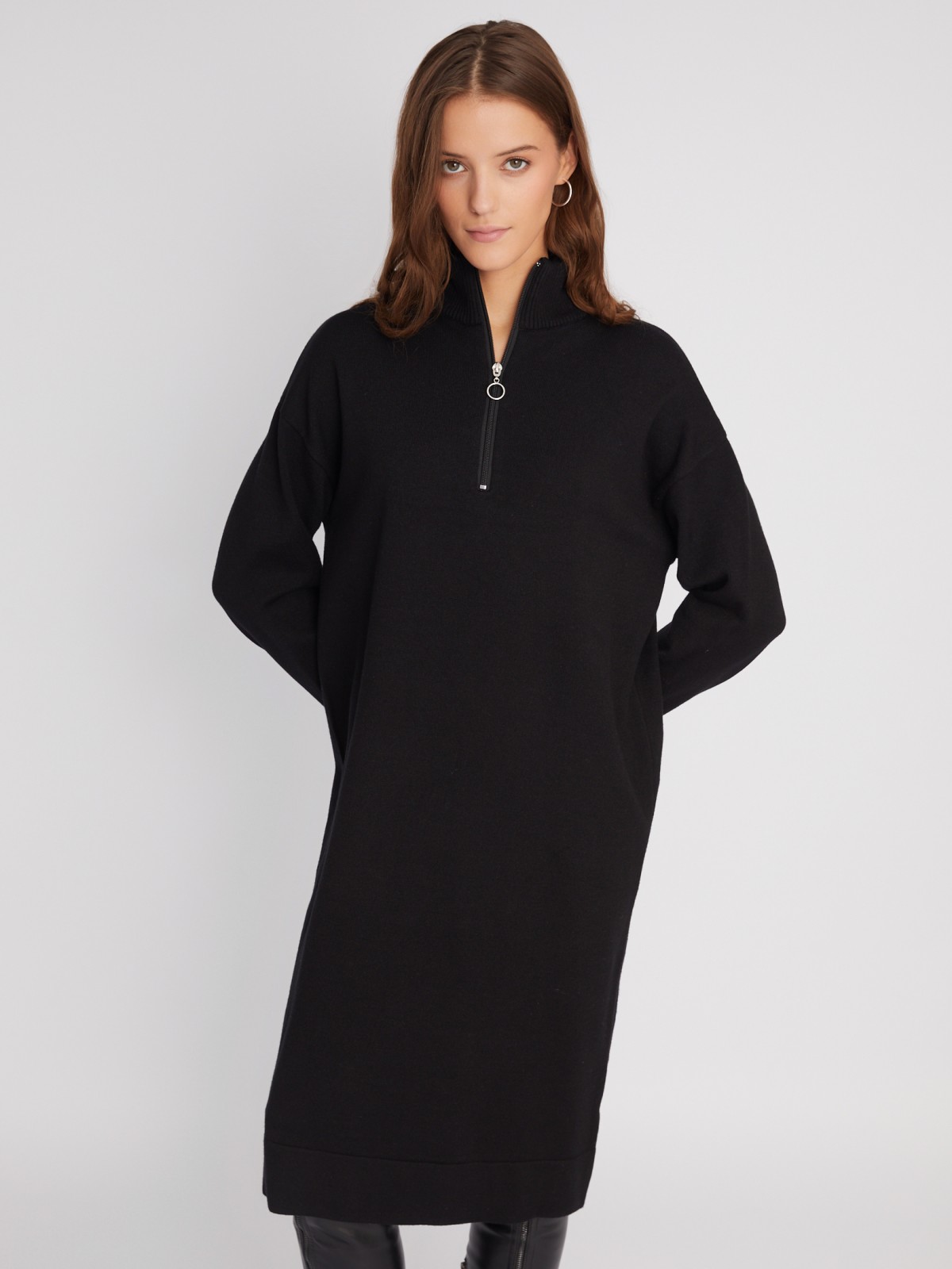 Трикотажное платье-свитер с высоким горлом на молнии zolla 023428442033, цвет черный, размер XS
