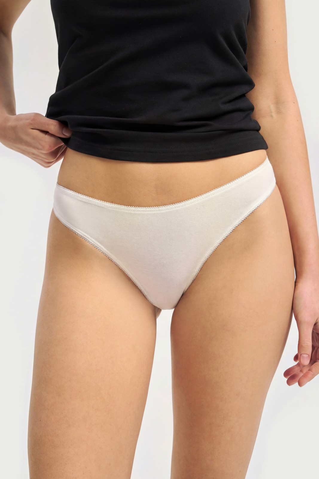 Набор трусов-стрингов (3 шт. в комплекте)