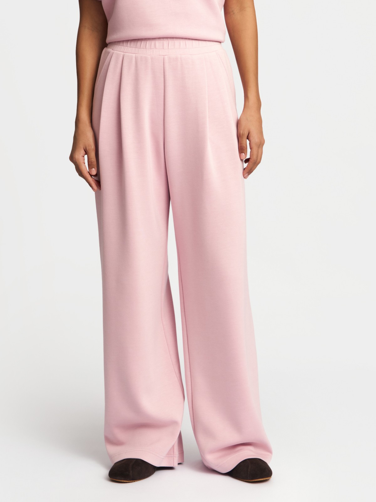 Трикотажные брюки на резинке