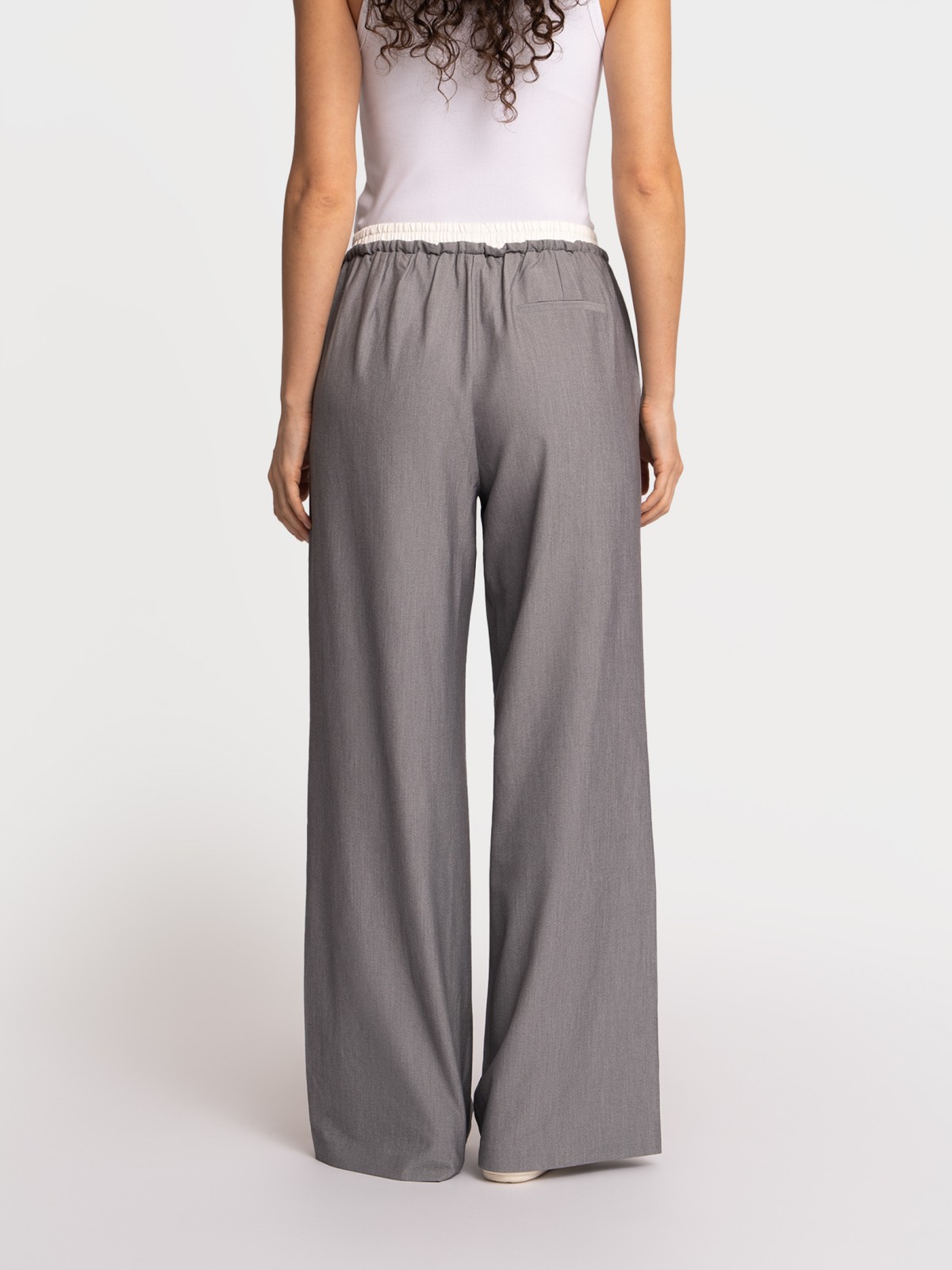 Прямые брюки на резинке с акцентным поясом