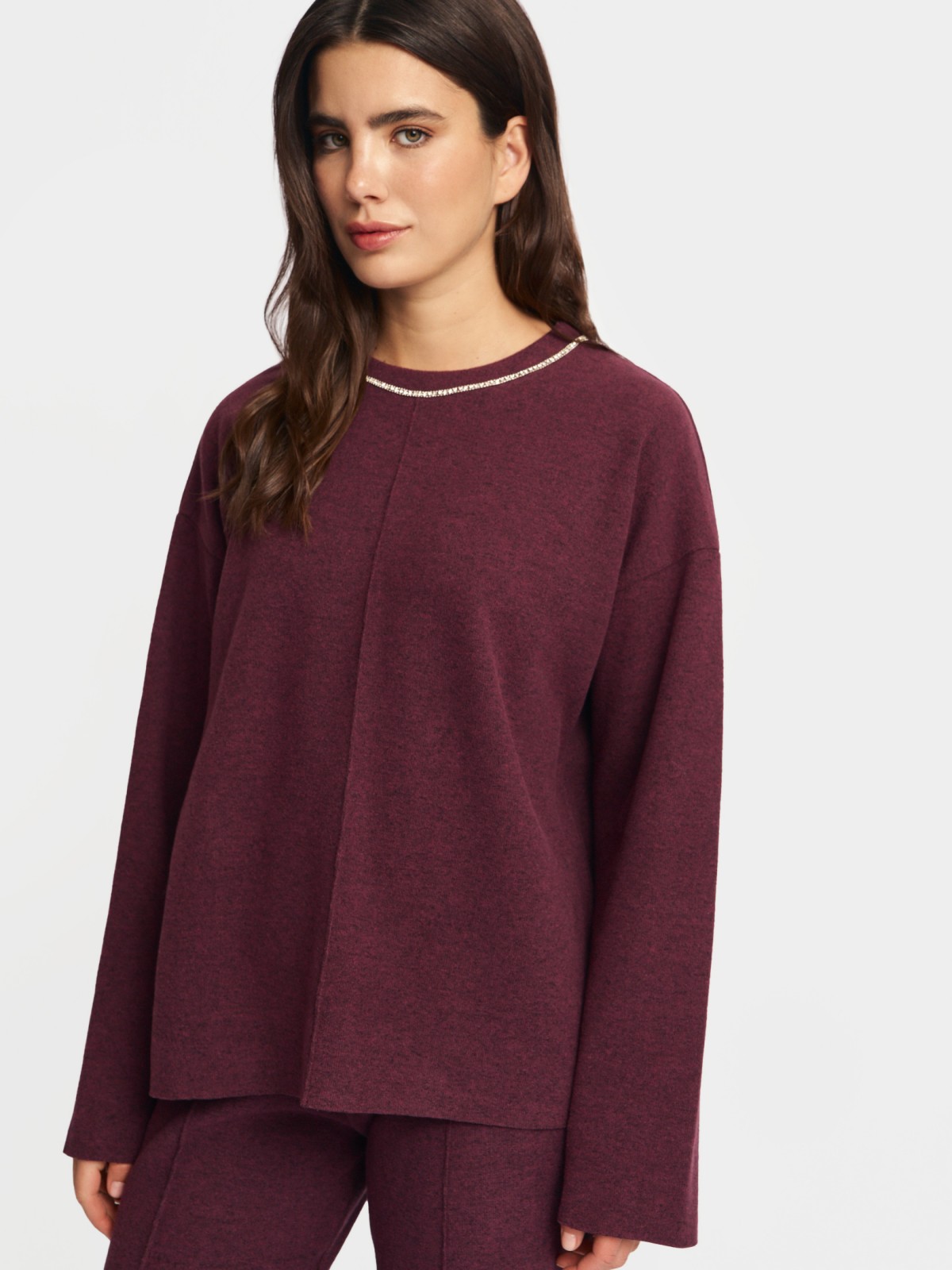 Трикотажный джемпер с декором у выреза