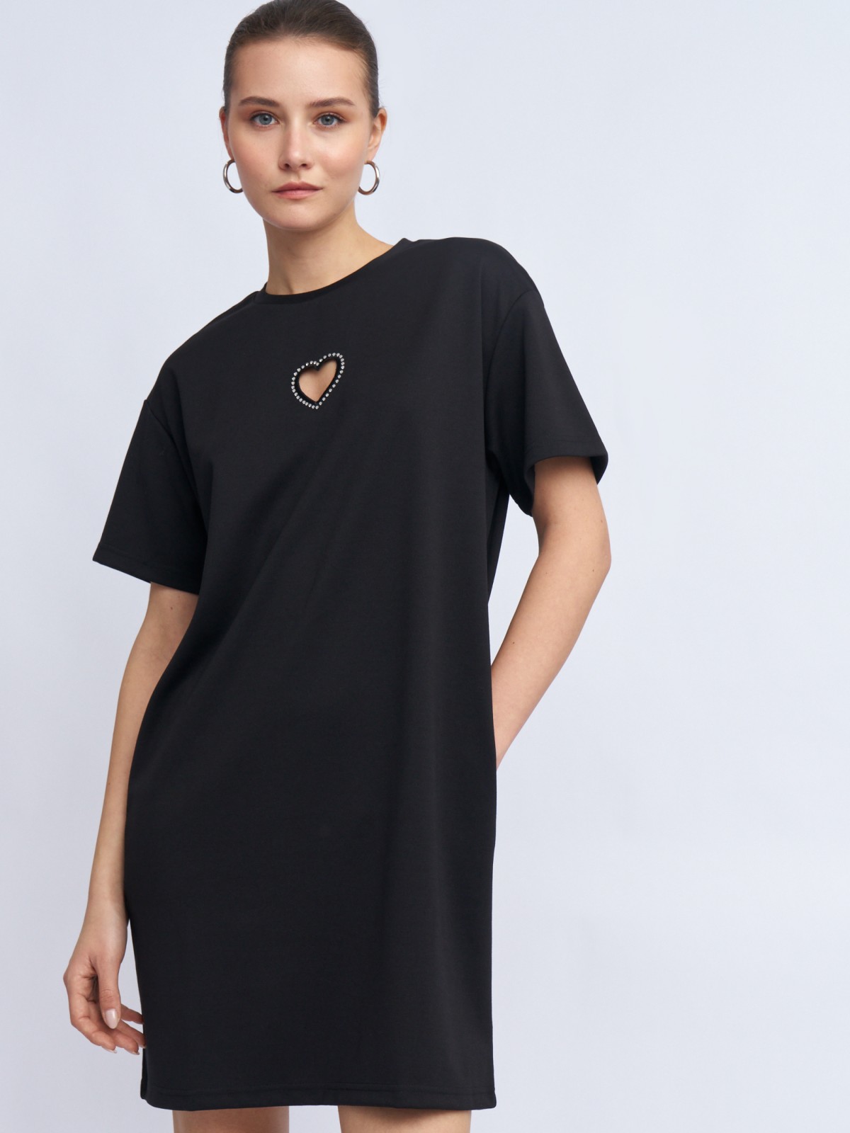 Платье-футболка с коротким рукавом и стразами