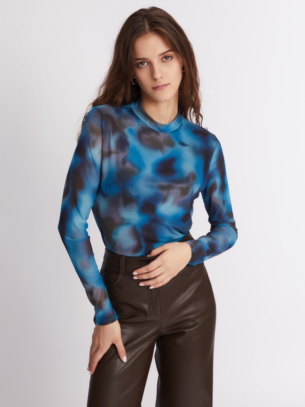 Водолазка из сетки с воротником стойкой и с акцентным принтом