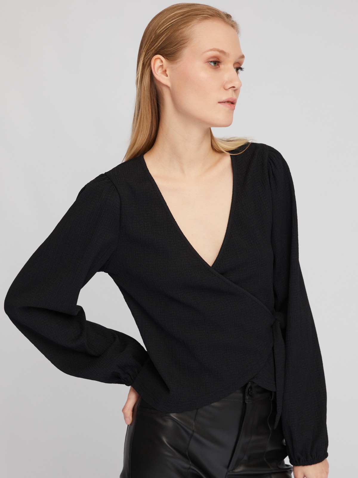 Укороченный топ-блузка на запах с объёмным рукавом zolla 024111162201, цвет черный, размер XS - фото 3