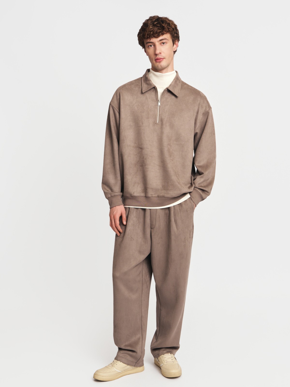 Брюки-джоггеры из экозамши 3599₽