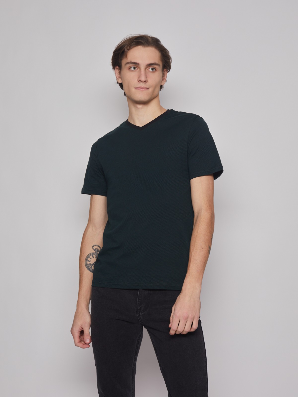 Футболка с треугольным вырезом