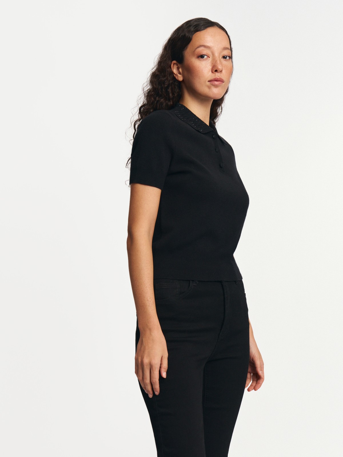 Нарядный джемпер поло со стразами