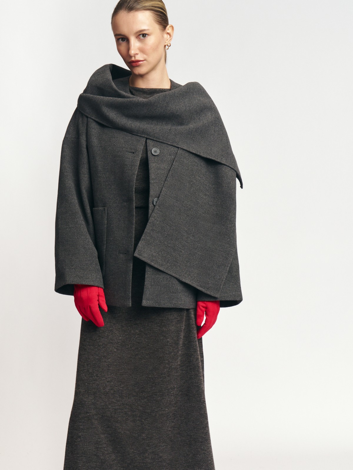 Короткое пальто кокон с шарфом