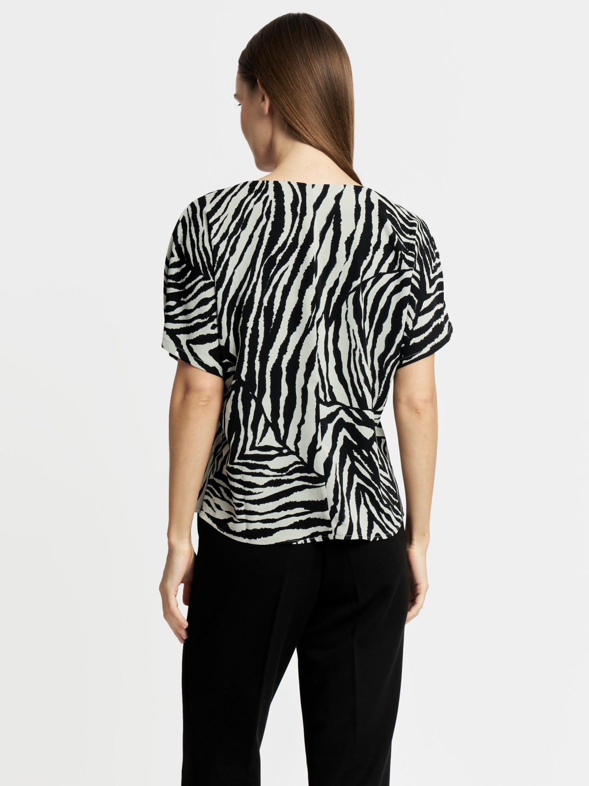 Блузка с вырезом и коротким рукавом