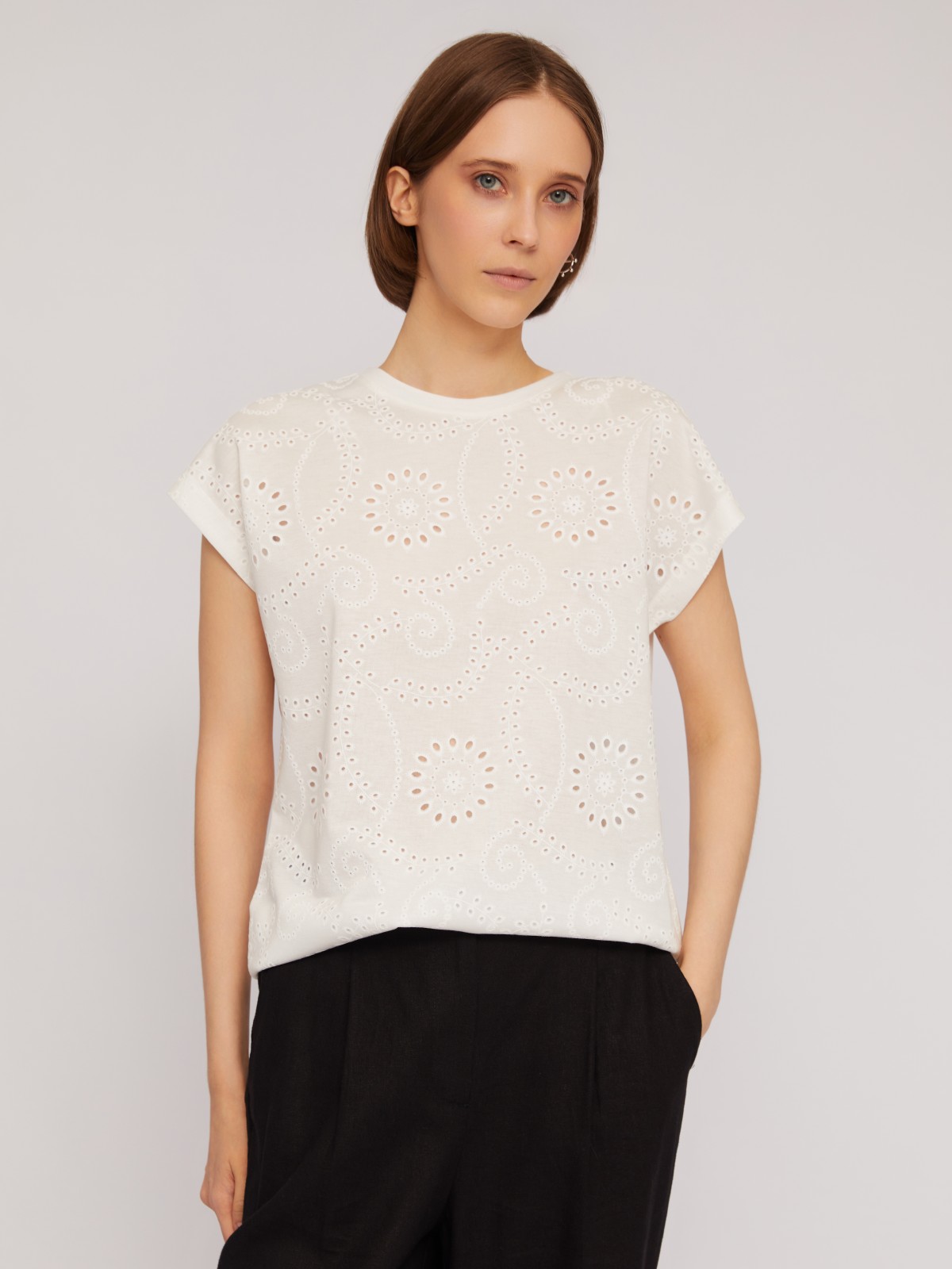 Футболка с вышивкой ришелье