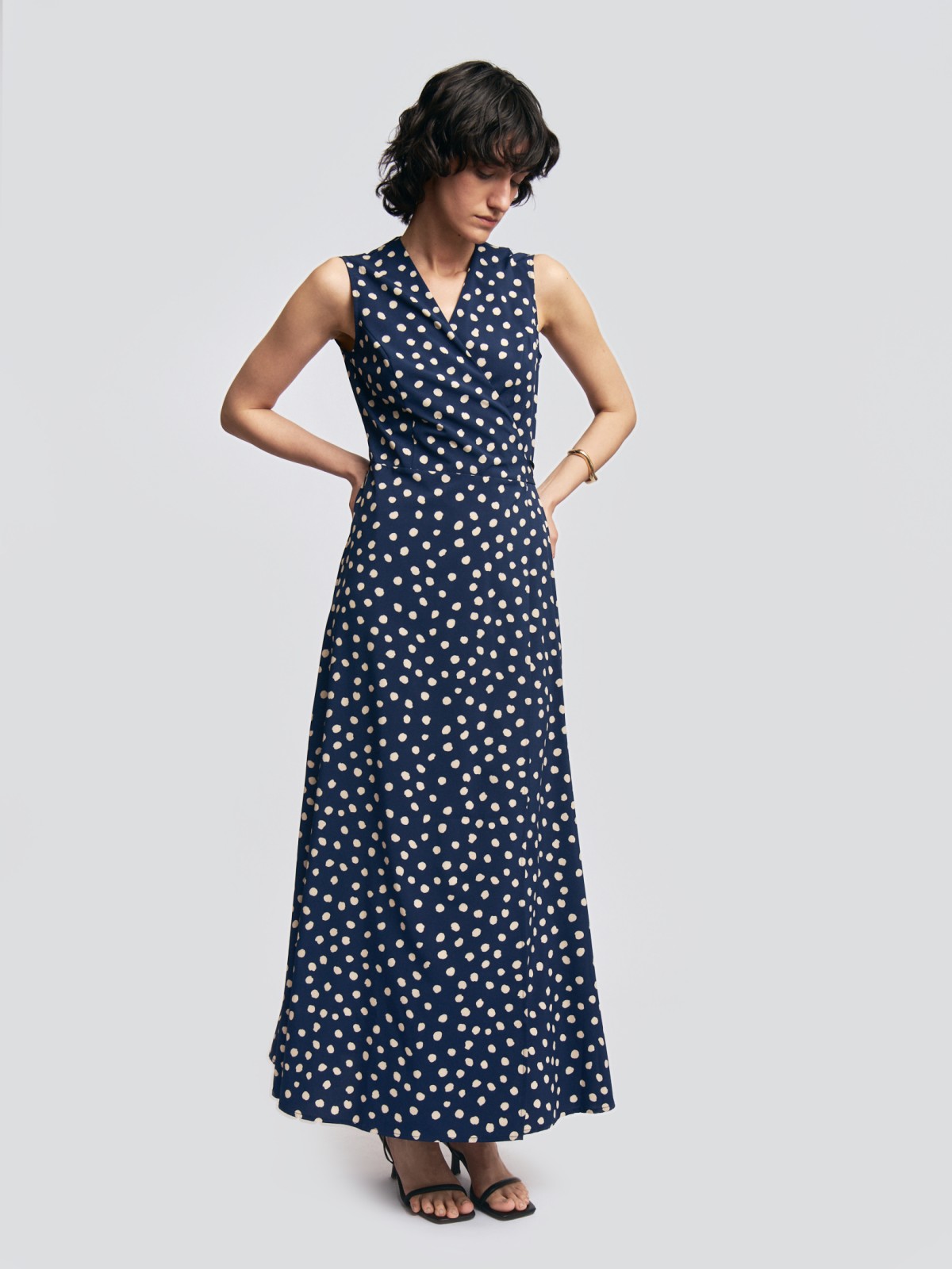 Платье длины макси без рукавов с запахом