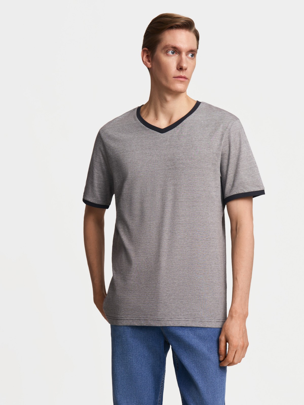 Футболка из хлопка с треугольным вырезом