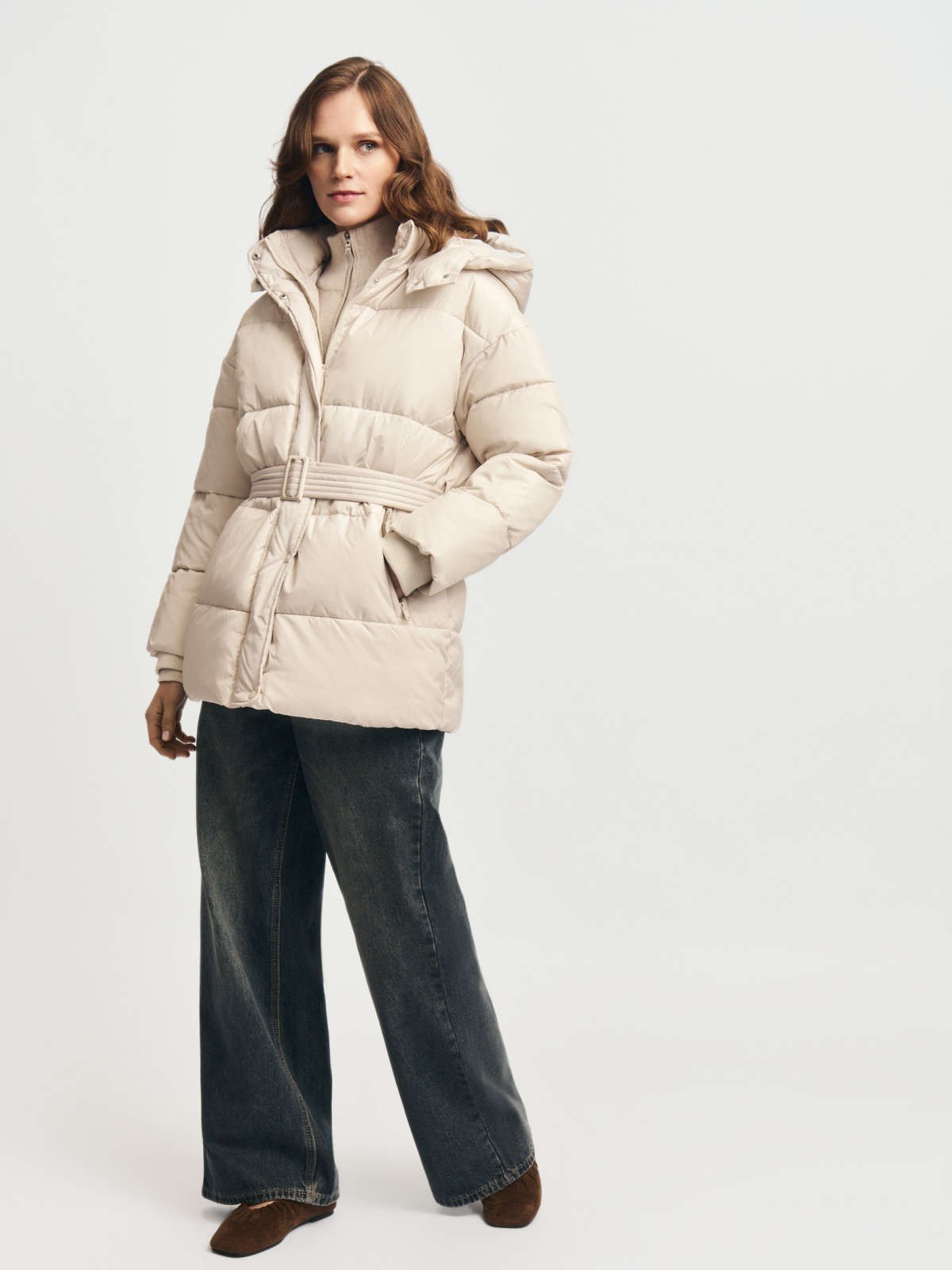 Тёплая куртка с капюшоном и поясом