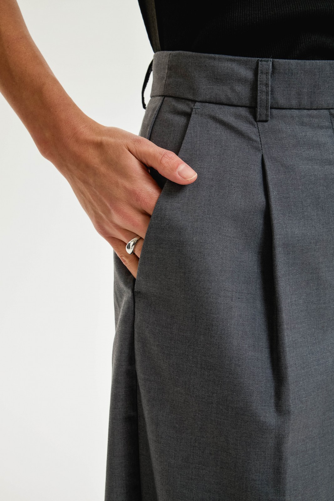 Удлинённые шорты-бермуды со стрелками