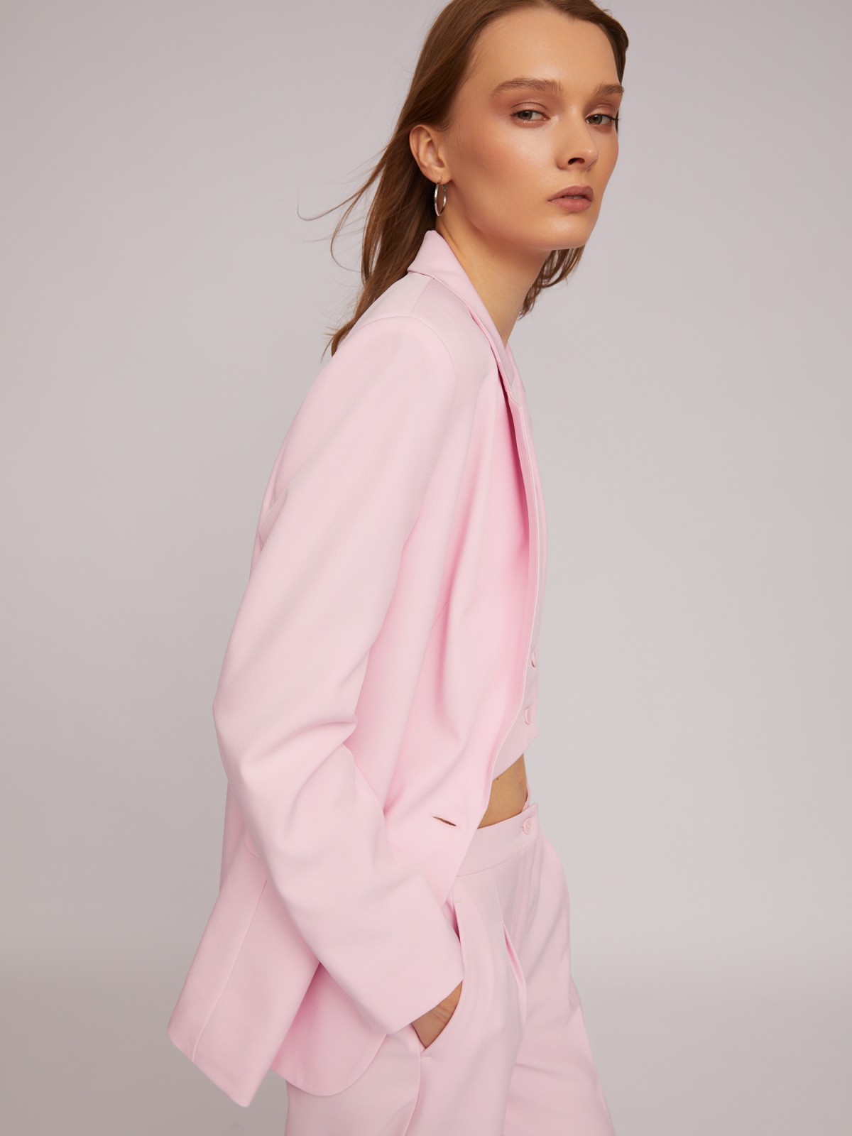 Однобортный жакет прямого силуэта на пуговицах