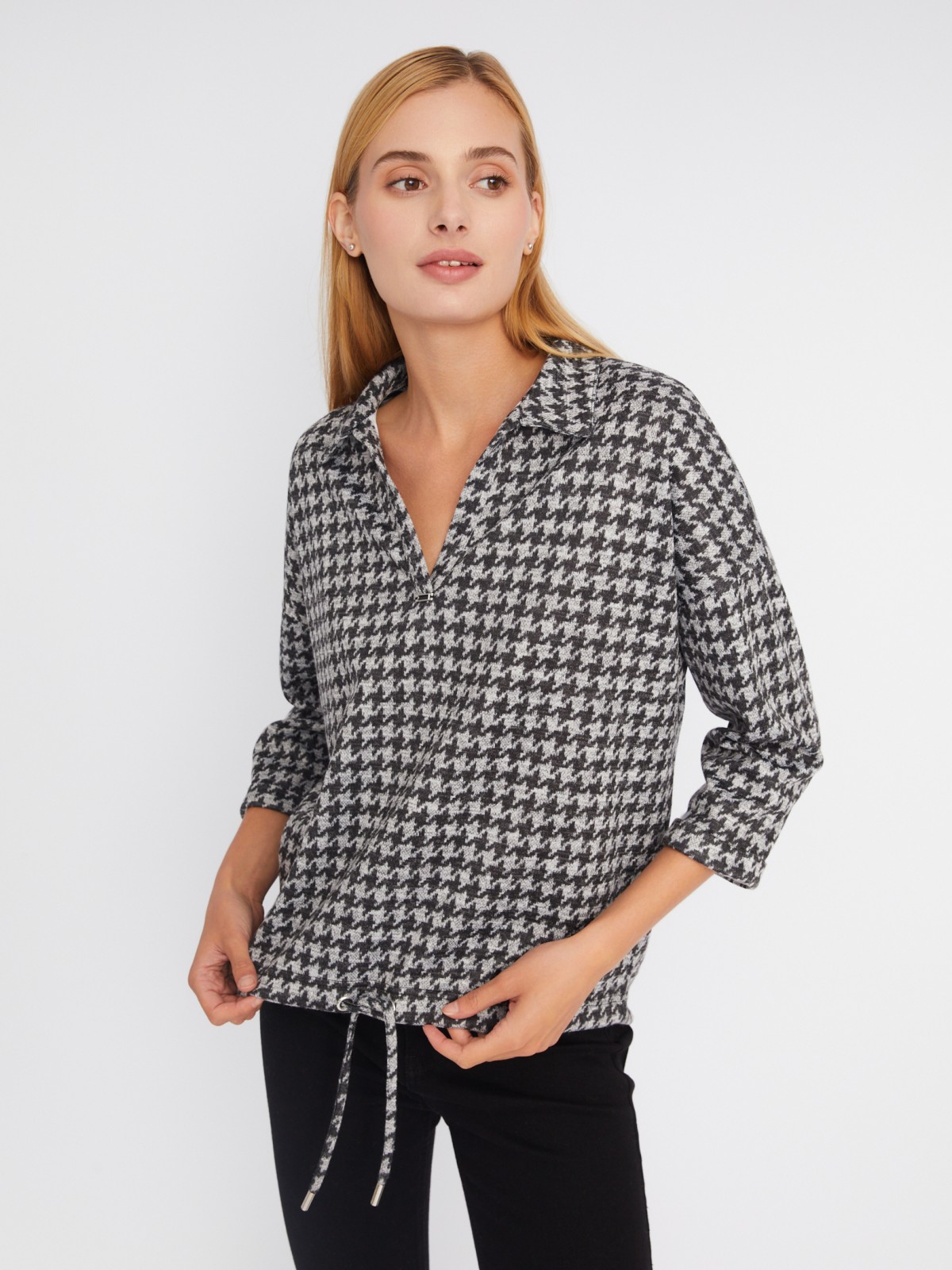 Трикотажная блузка на кулиске с воротником поло и вырезом