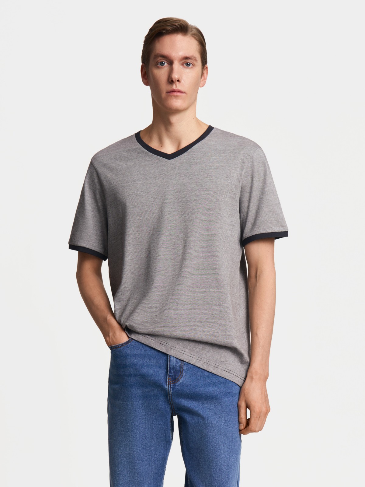 Футболка из хлопка с треугольным вырезом