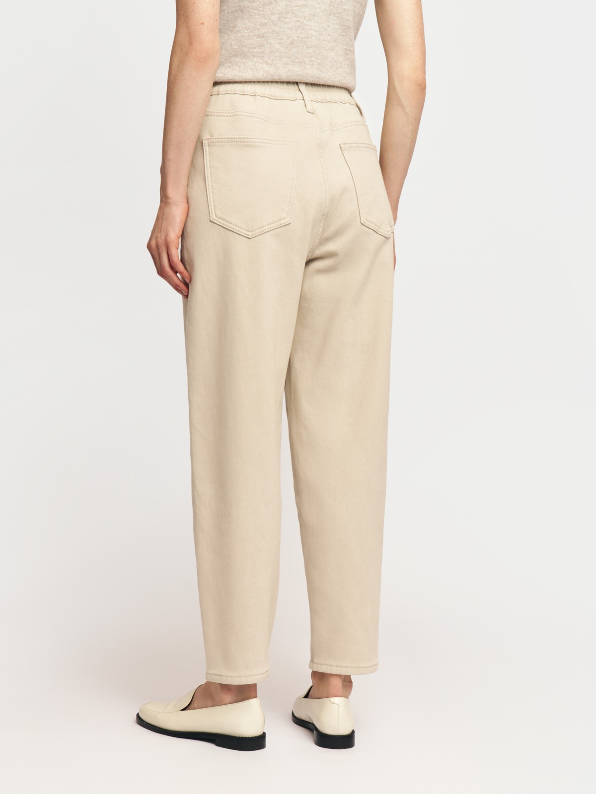 Утеплённые джинсы силуэта Mom на резинке с ворсом