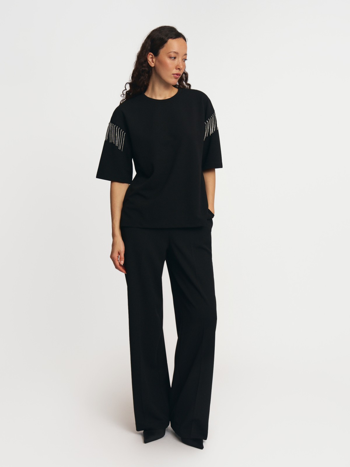 Футболка с бахромой и стразами