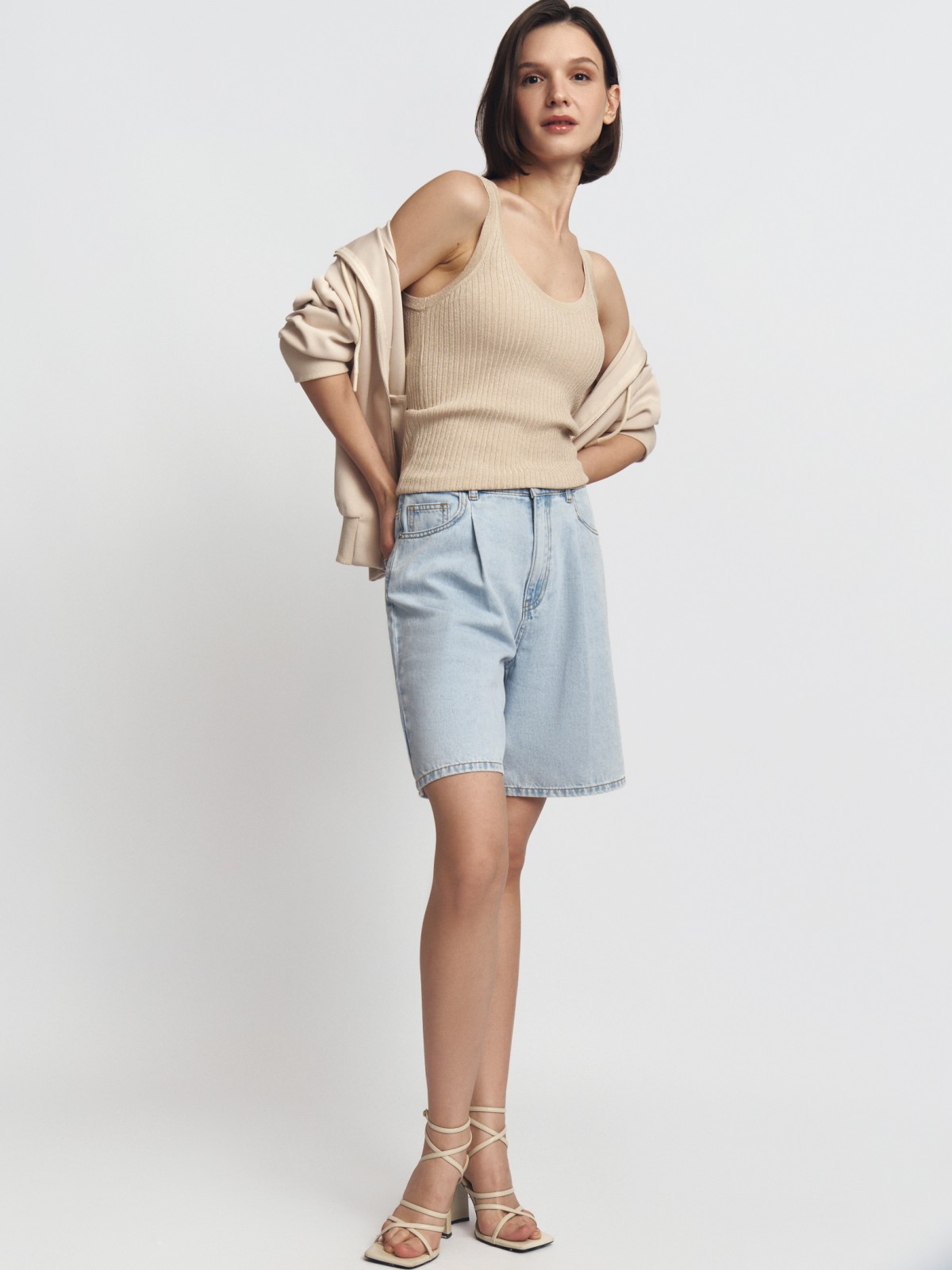 Джинсовые шорты-бермуды с защипами