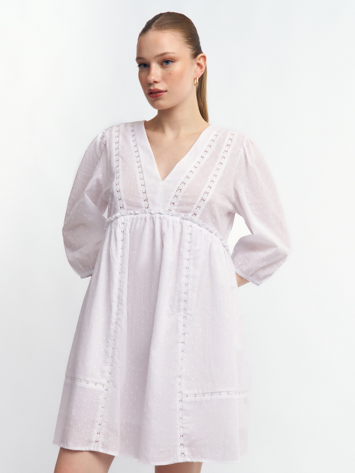 Платье из хлопка с кружевом и вырезом