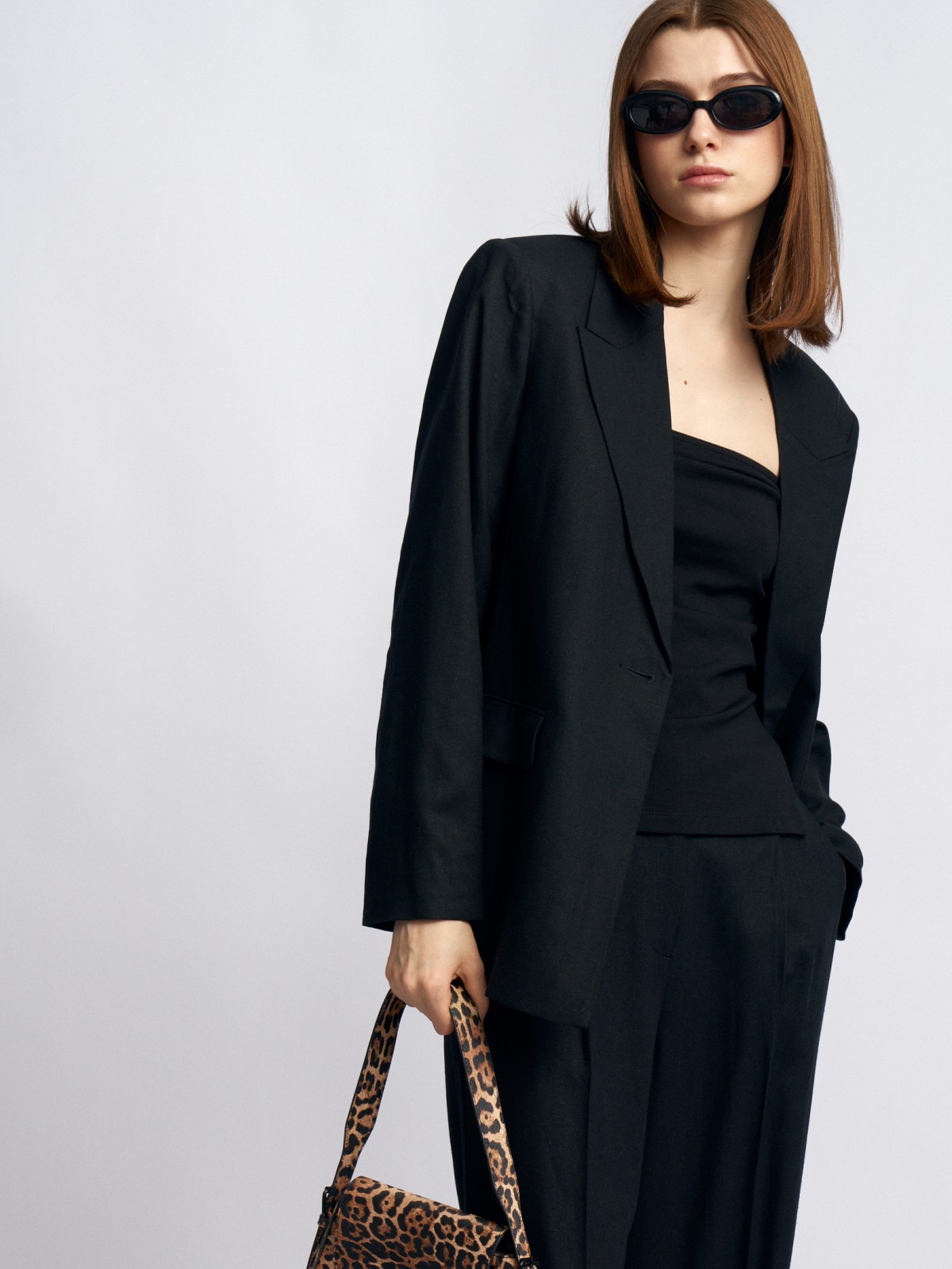 Льняной жакет прямого силуэта на пуговице