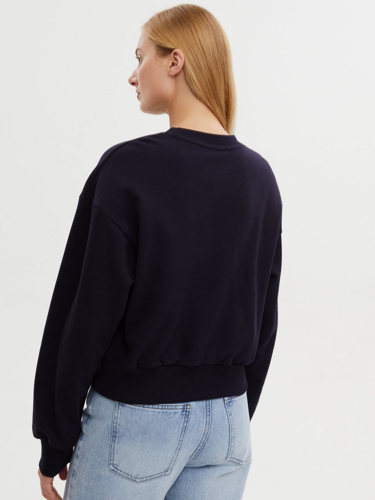 Короткий утеплённый свитшот с начёсом и принтом