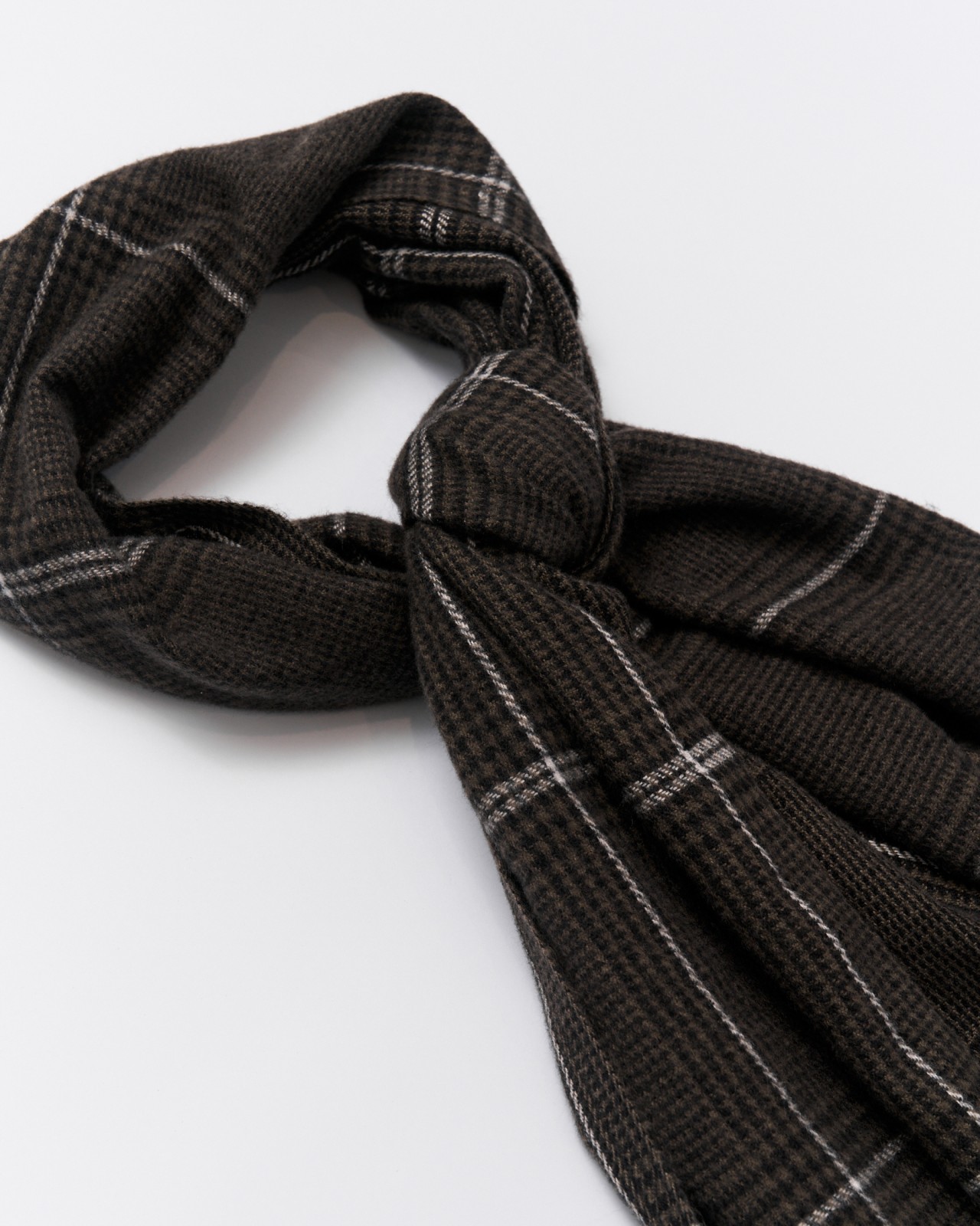 Тканевый шарф в клетку с длинной бахромой