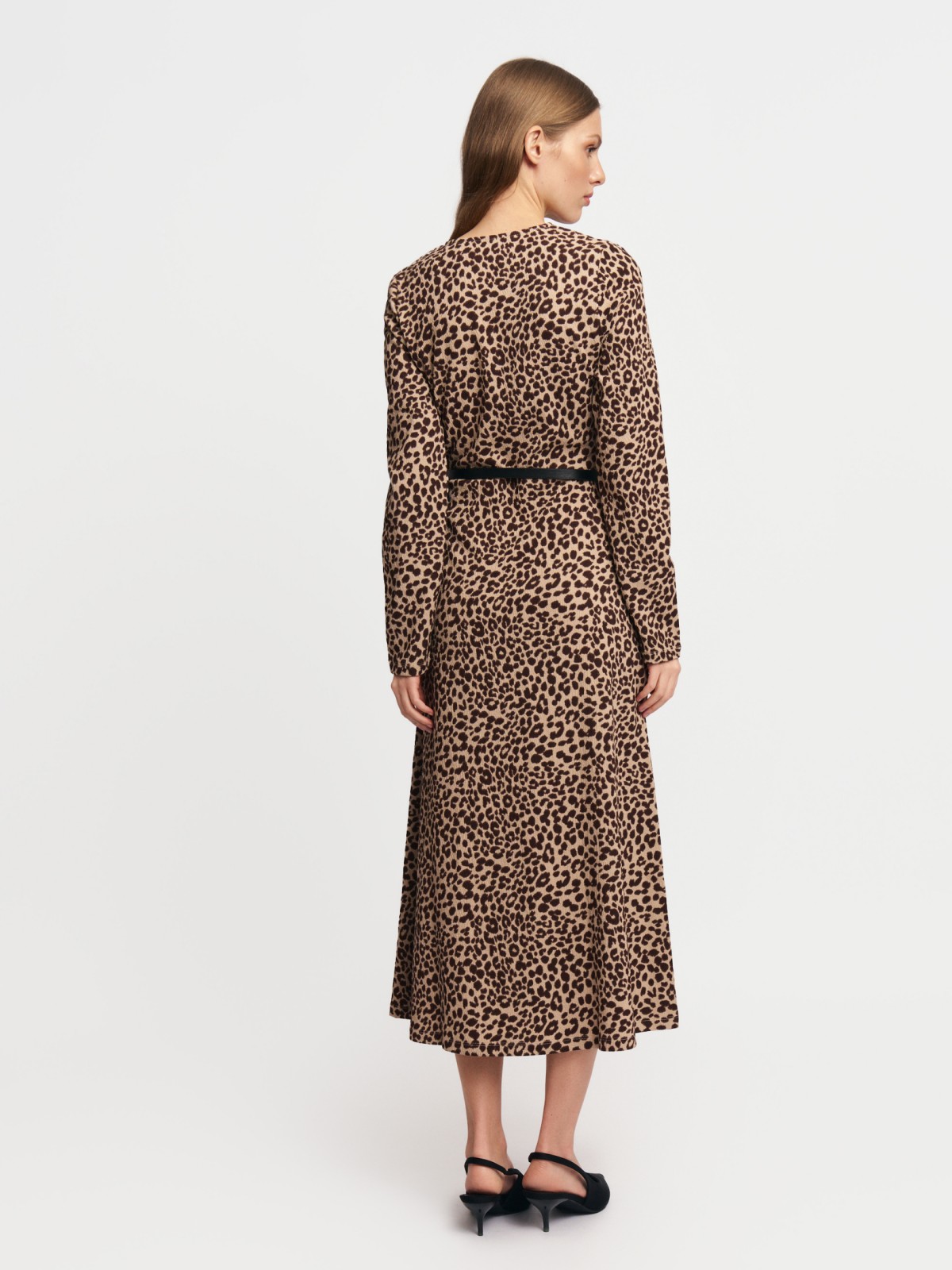 Леопардовое платье миди с ремнём