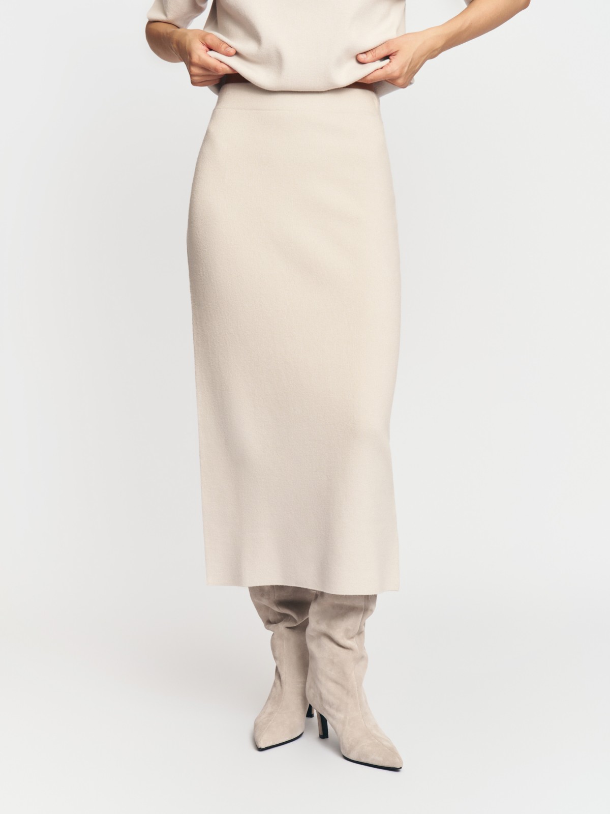 Трикотажная прямая юбка миди с разрезом