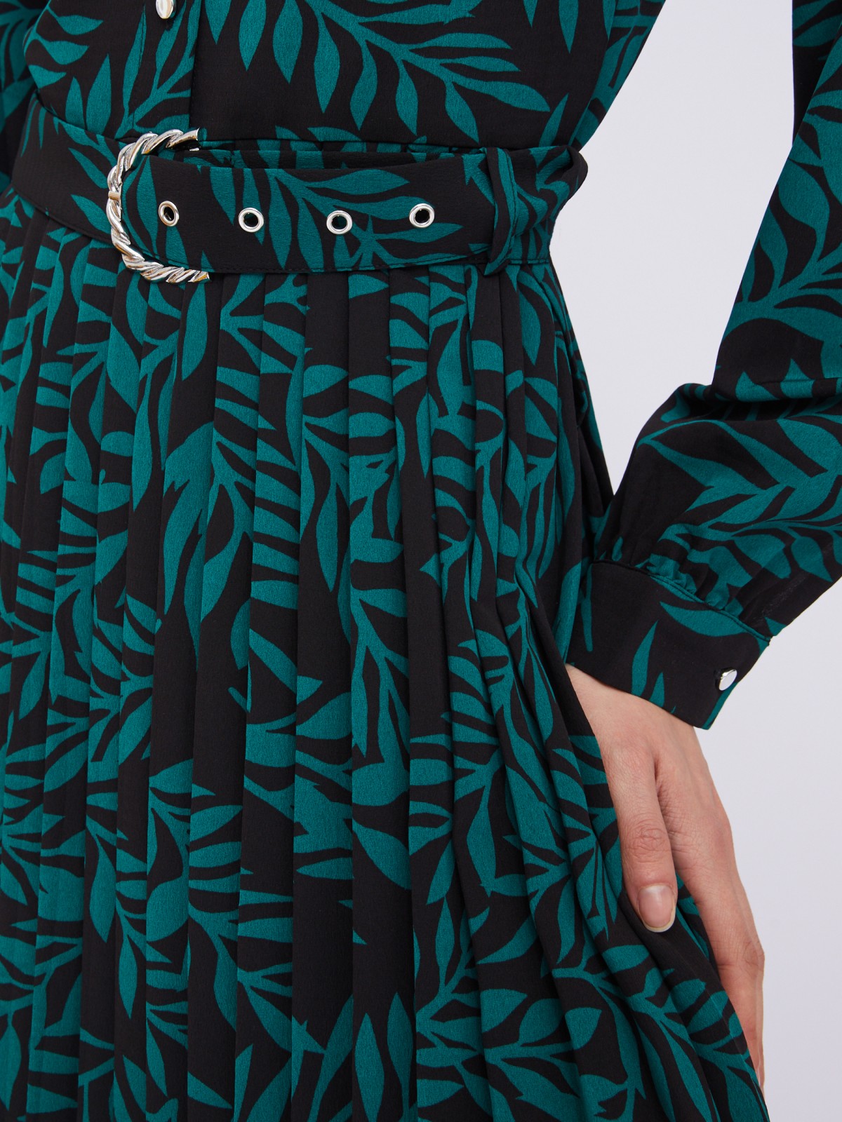 Платье-рубашка длины миди с растительным узором, плиссировкой на подоле и ремнём