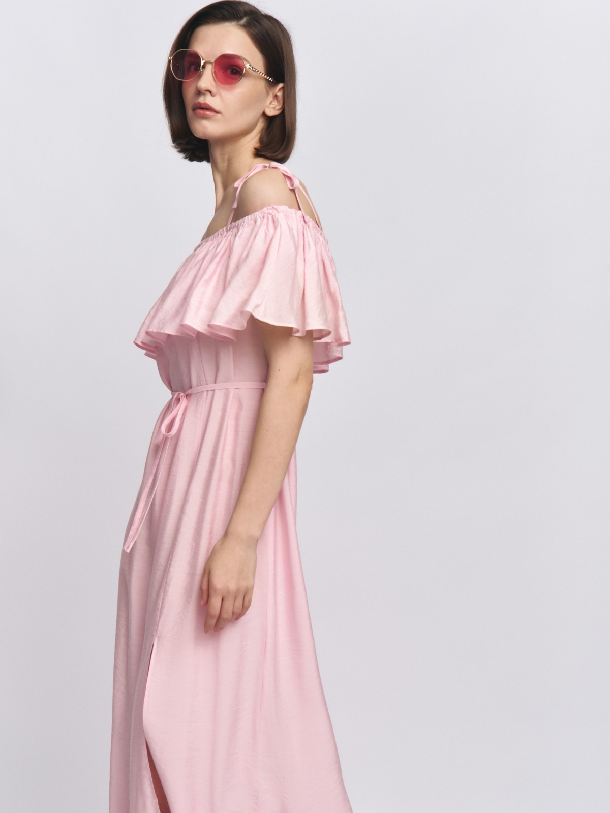 Платье-сарафан с открытыми плечами и разрезом