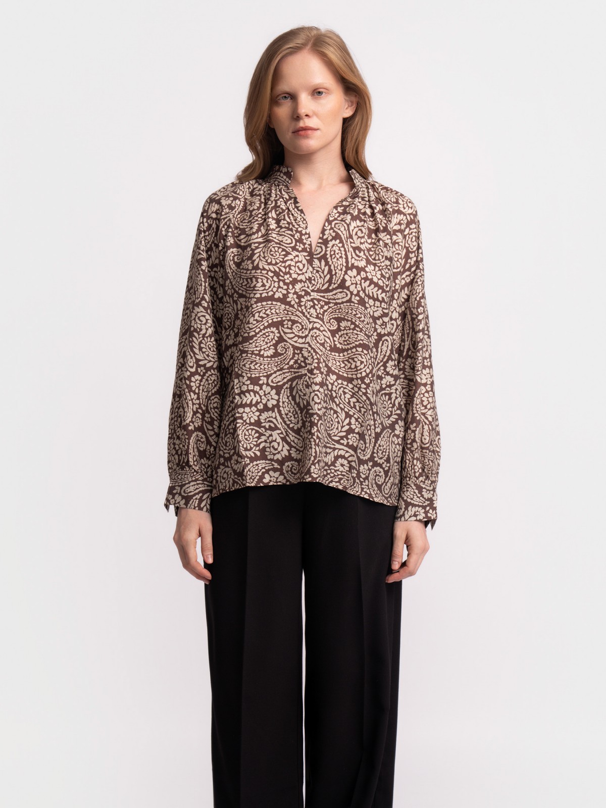 Блузка с вырезом и принтом