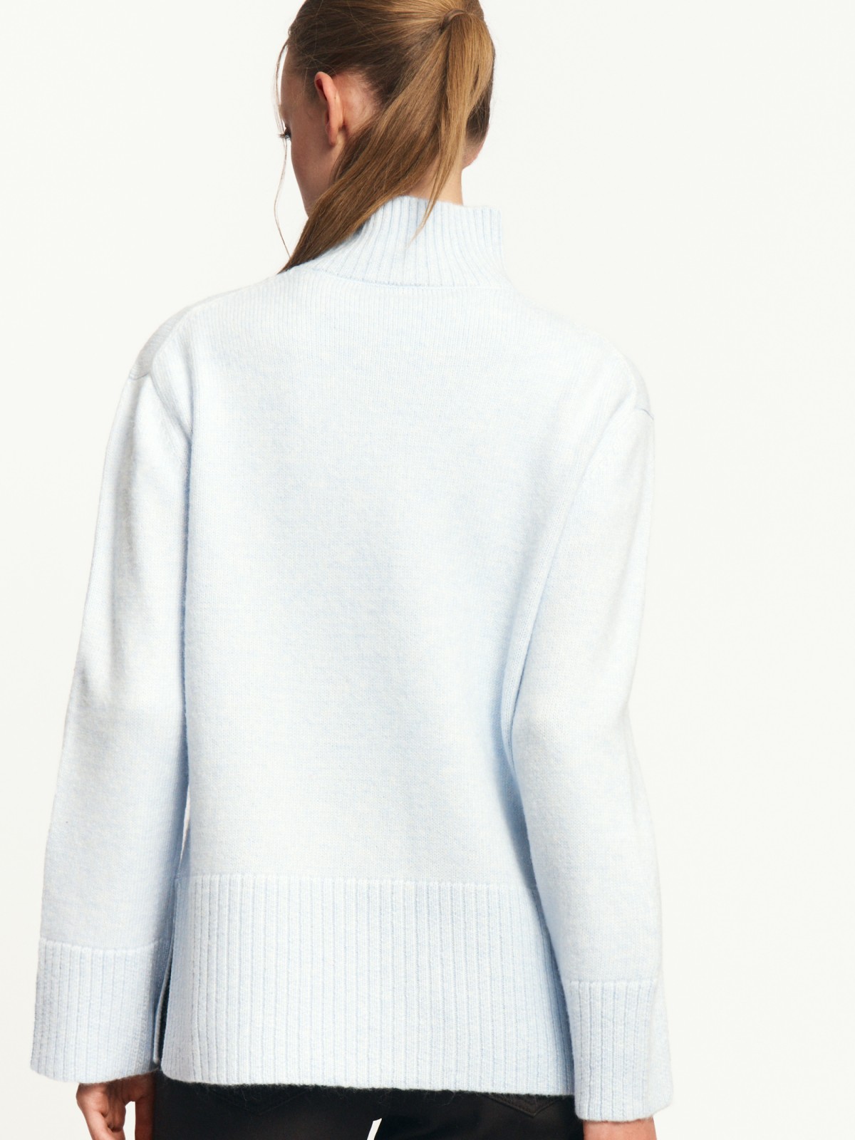 Вязаный свитер с воротником-стойкой