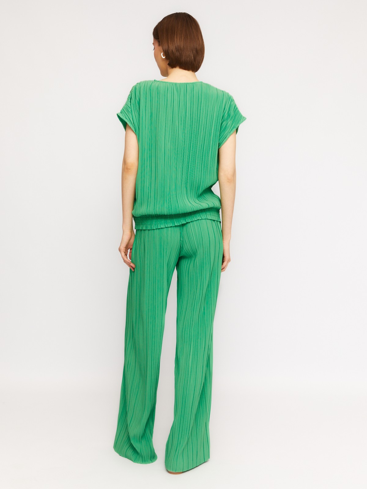 Блузка-футболка из фактурной ткани на резинке