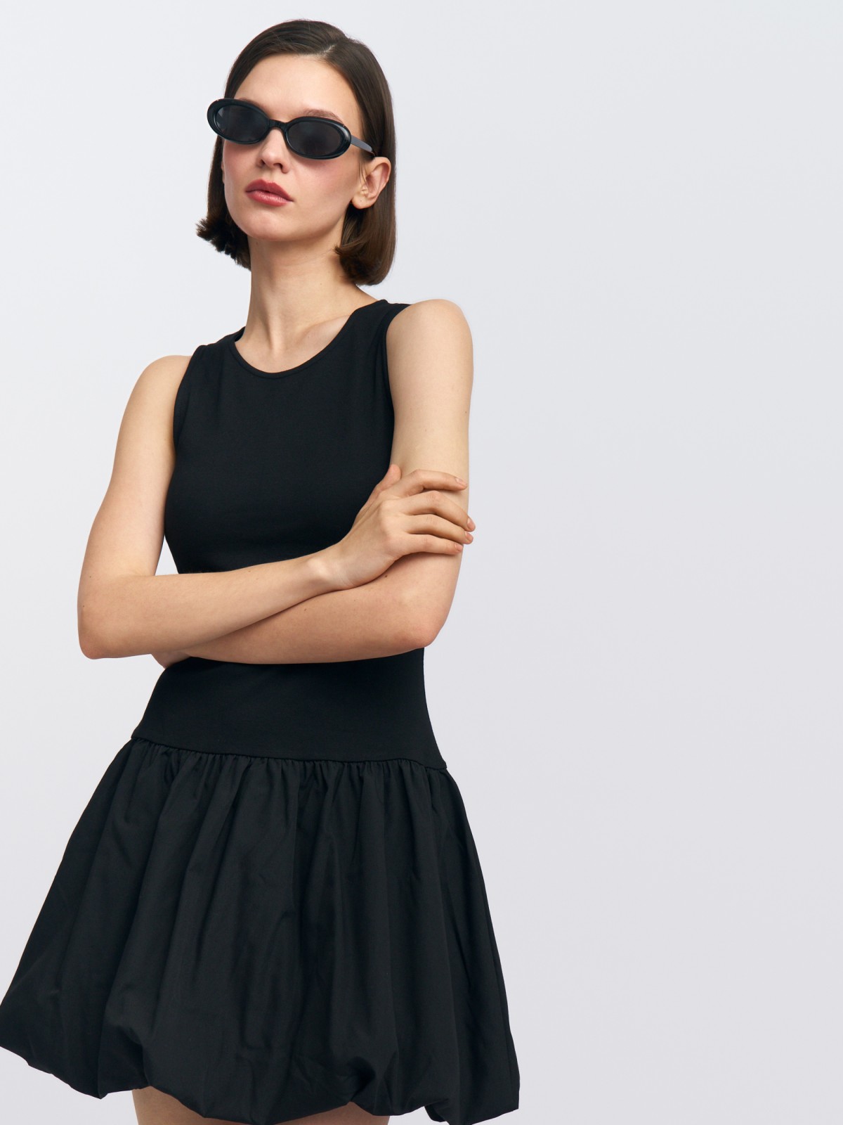 Комбинированное платье-баллон мини без рукавов