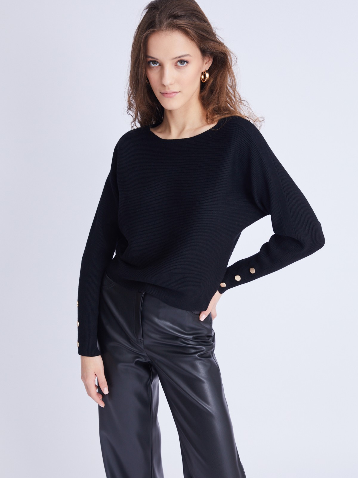 Трикотажный джемпер фасона "летучая мышь" с декоративными пуговицами