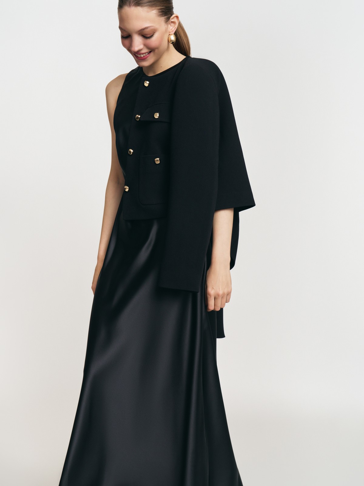 Атласное платье миди без рукавов