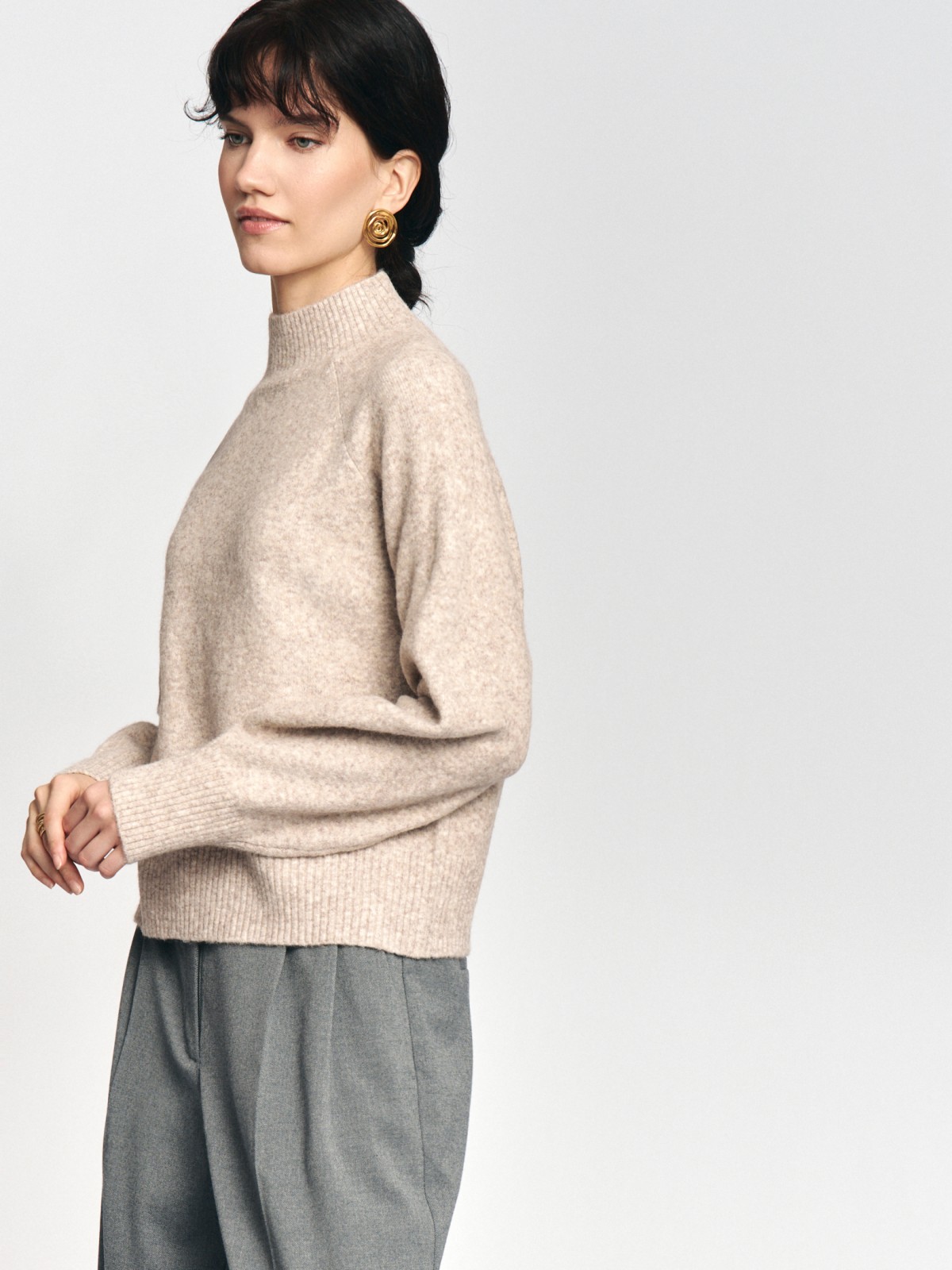 Вязаный свитер с воротником-стойкой