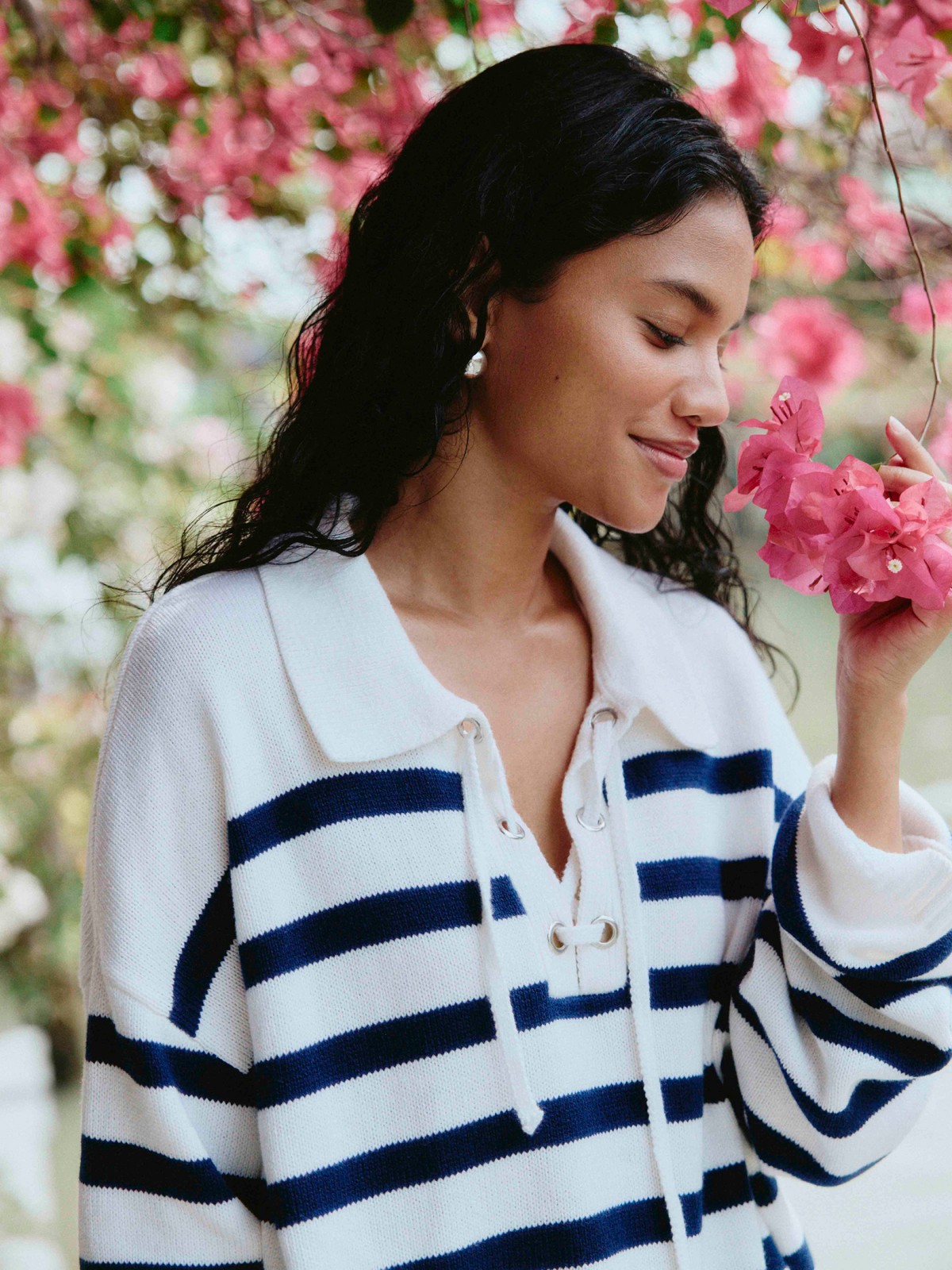 Джемпер с полоску с воротником и вырезом на шнуровке