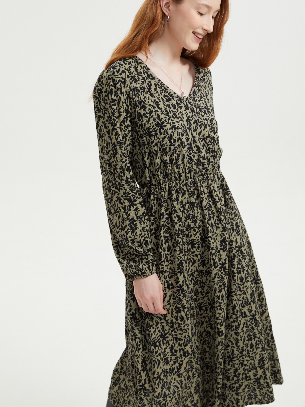 Платье длины миди с вырезом и принтом